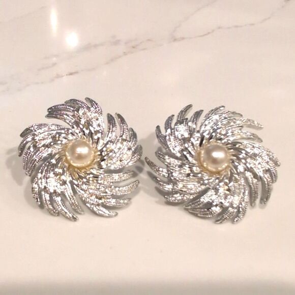 Vintage 1960's Sarah Coventry Pinwheel Clip On Earrings - Picture 1 of 9